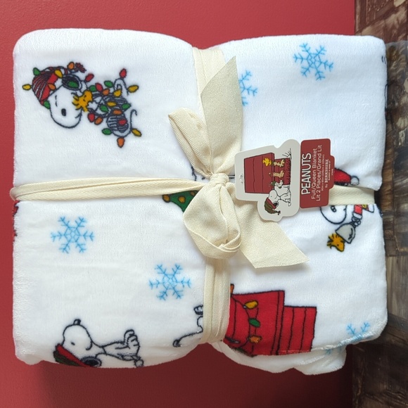 Peanuts Other - ❌SOLD❌Peanuts 🥜 Winter Snoopy Full / Queen Sized Plush Blanket